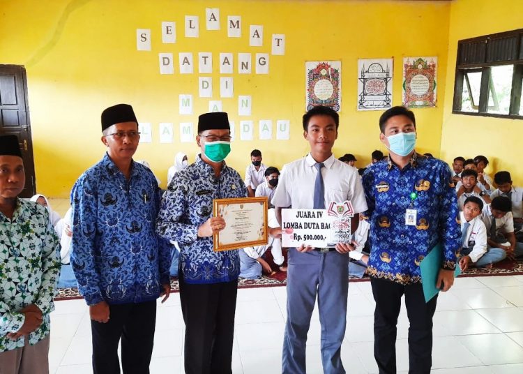 Penyerahan Piagam Penghargaan & Uang Pembinaan Duta Baca Kab. Lamandau