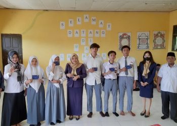 Bank Mandiri KCP Lamandau Serahkan Buku Tabungan Pelajar Siswa MAN Lamandau