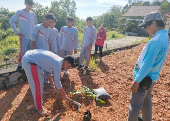 Melalui Komunitas Plasman (Pemuda Pelestari Alam) MAN Lamandau Kembangkan Madrasah Hijau