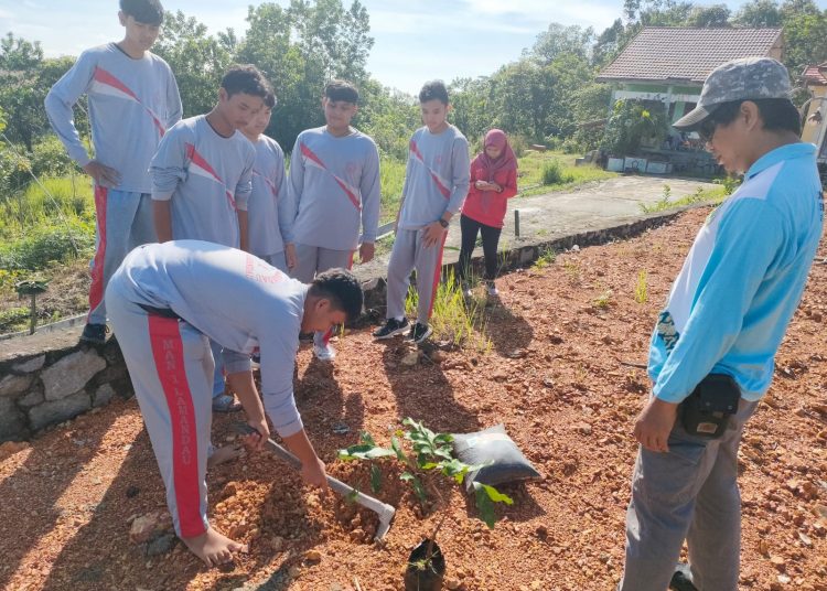 Melalui Komunitas Plasman (Pemuda Pelestari Alam) MAN Lamandau Kembangkan Madrasah Hijau