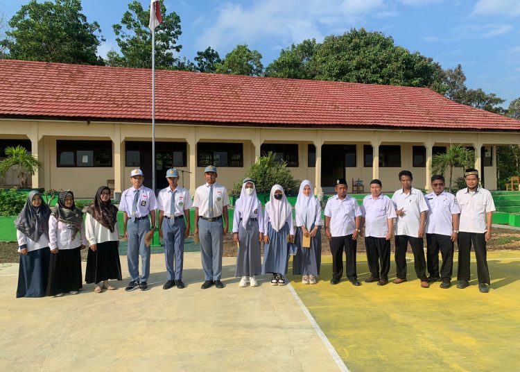Momen Upacara Bendera MAN Lamandau Beri Penghargaan Siswa Berprestasi