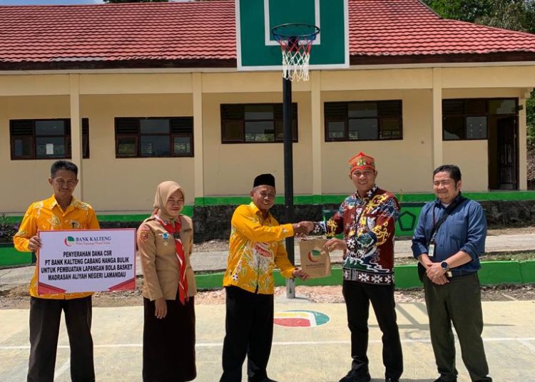 Penyaluran CSR PT Bank Kalteng untuk Pembuatan Lapangan Basket MAN Lamandau