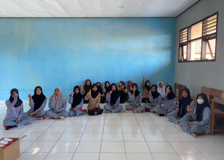Siswi MAN 1 Lamandau Giat Minum Tablet Tambah Darah
