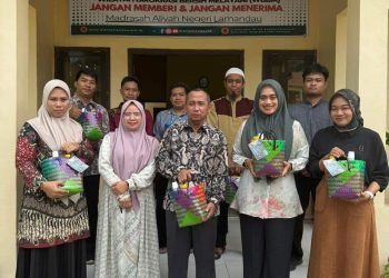 MAN Lamandau Bagikan Bingkisan Lebaran Guru dan Pegawai
