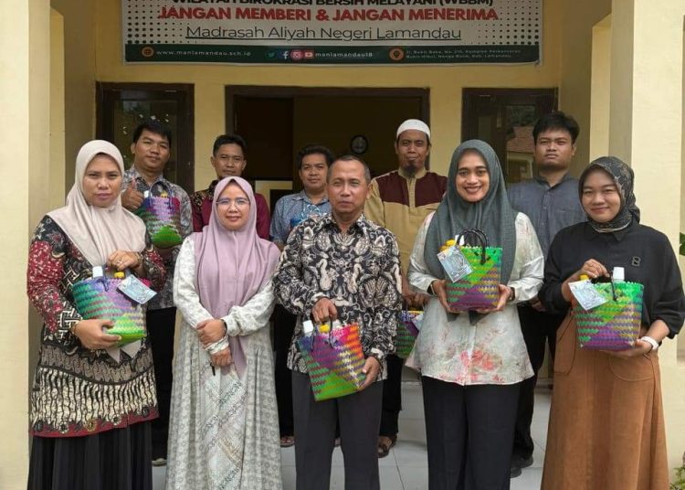 MAN Lamandau Bagikan Bingkisan Lebaran Guru dan Pegawai