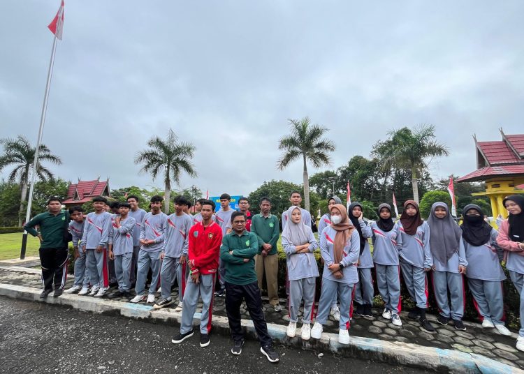 Siswa MAN Lamandau Ikuti Jalan Sehat Peringati Hari Buruh Internasional 2024