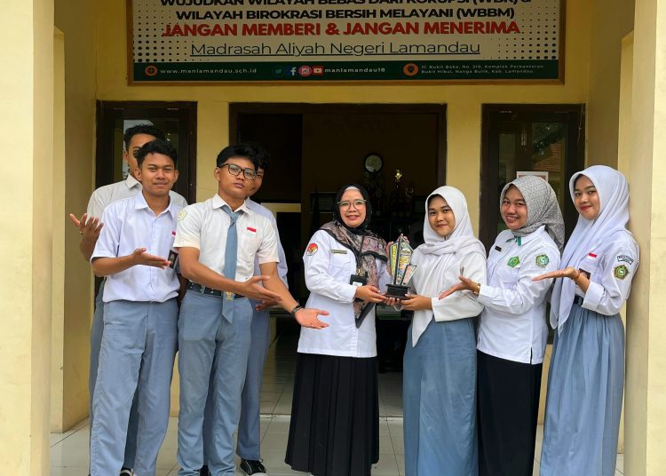 Kepala MAN Lamandau Terima Plakat MTQH XXXII Tingkat Provinsi Kalimantan Tengah Tahun 2024