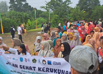 Pendidik dan Tenaga Kependidikan MAN Lamandau Meriahkan Jalan Sehat Kerukunan