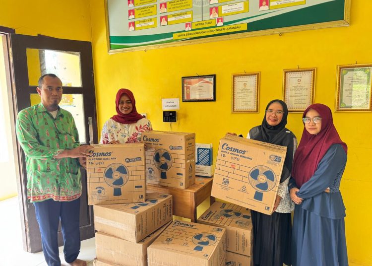 MAN Lamandau Terima Donasi 10 Kipas Angin dari Orang Tua Peserta Didik