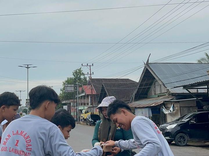 MAN Lamandau Laksanakan Kegiatan Jumat Berbagi Perdana di Semester Genap