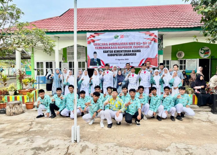 Pendidik, Tenaga Kependidikan, dan Peserta Didik MAN Lamandau Ikuti Upacara HUT ke-80 RI