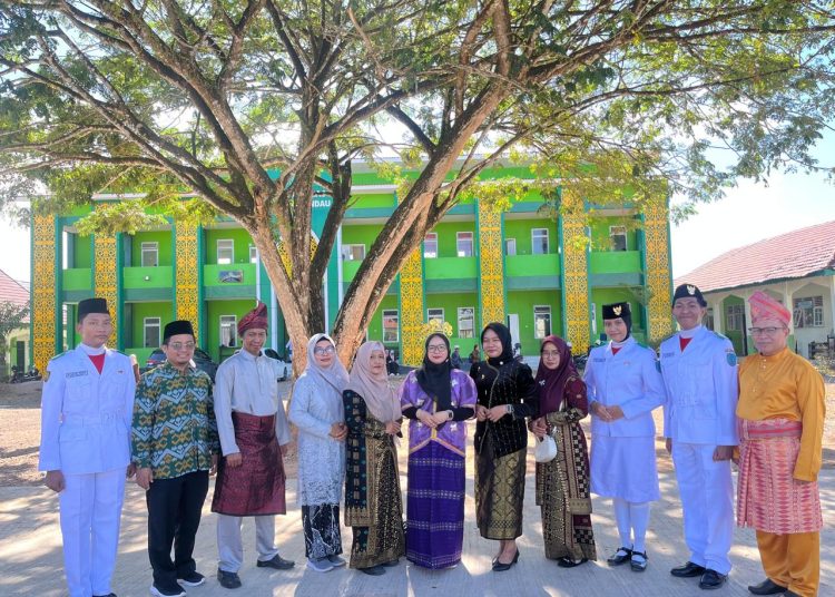 Pendidik MAN Lamandau Ikuti Upacara Peringatan Hari Pendidikan Nasional 2026